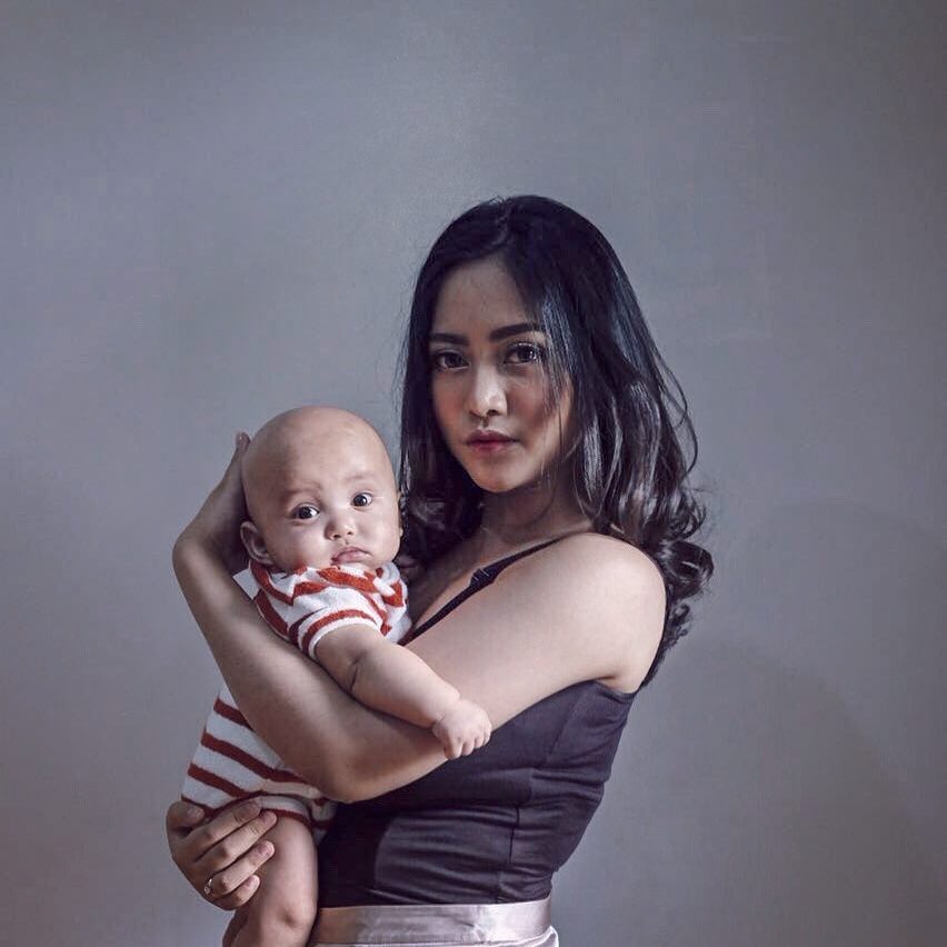 10 Potret Rachel Vennya menggendong bayi Xabiru, stylish banget 