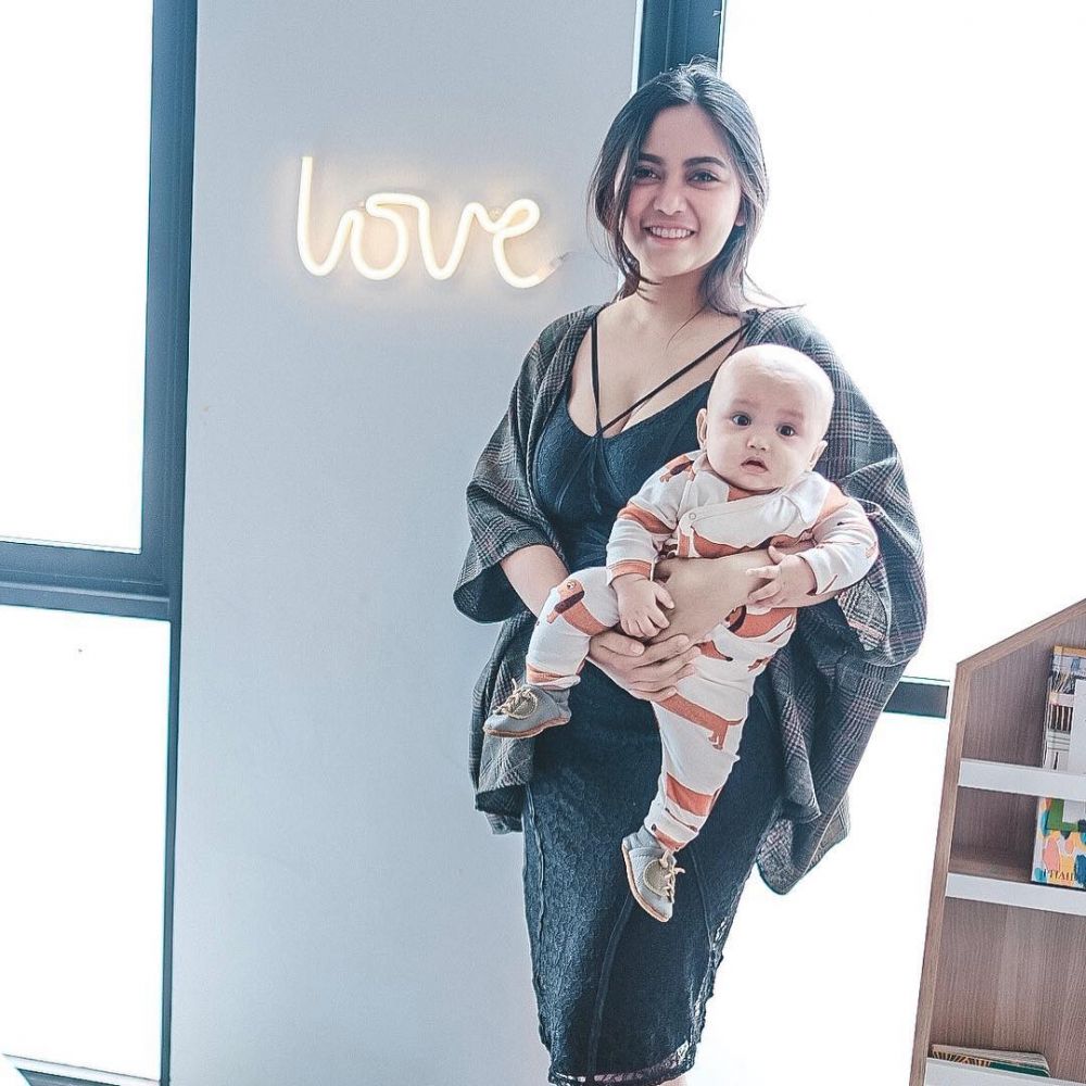 10 Potret Rachel Vennya menggendong bayi Xabiru, stylish banget 
