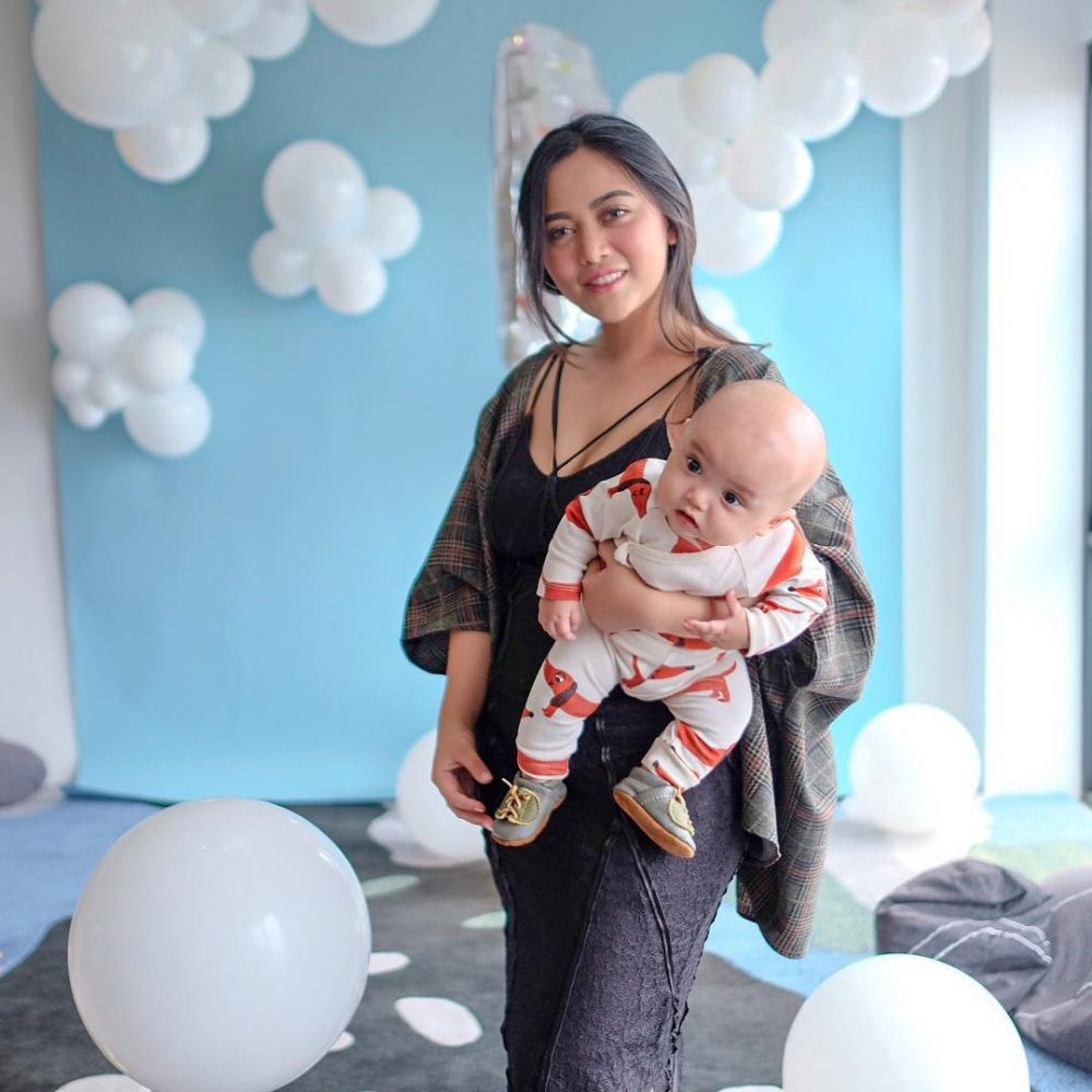 10 Potret Rachel Vennya menggendong bayi Xabiru, stylish banget 