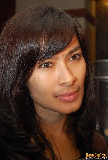 Biasa cetar di layar kaca, ini 5 raut wajah Iis Dahlia tampil natural