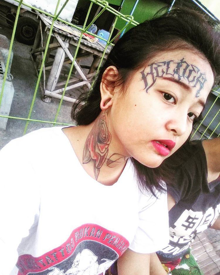 Viral, mantan gadis punk yang kini berhijab dengan tato di kening