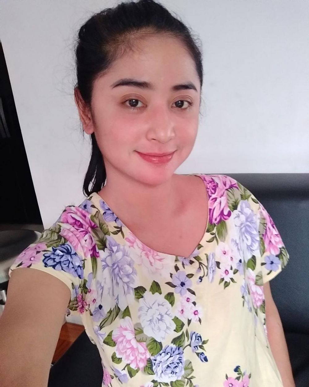 Kerap tampil glamor, ini 9 potret natural Dewi Perssik tanpa makeup