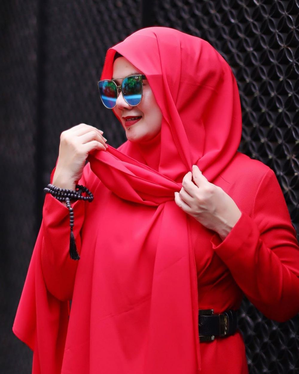 10 Gaya glamor Sarita Abdul Mukti pakai kacamata hitam, sosialita hits