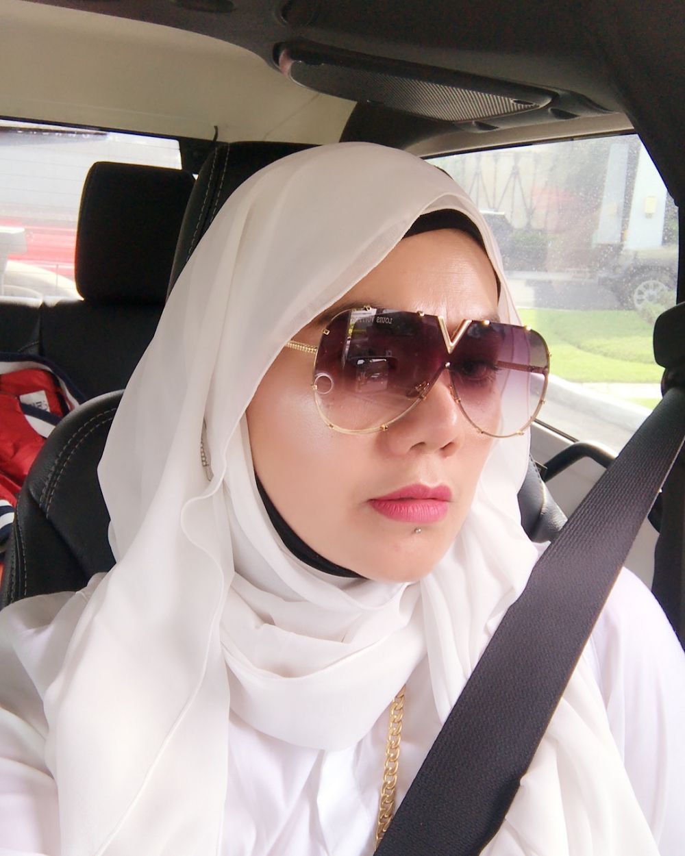 10 Gaya glamor Sarita Abdul Mukti pakai kacamata hitam, sosialita hits