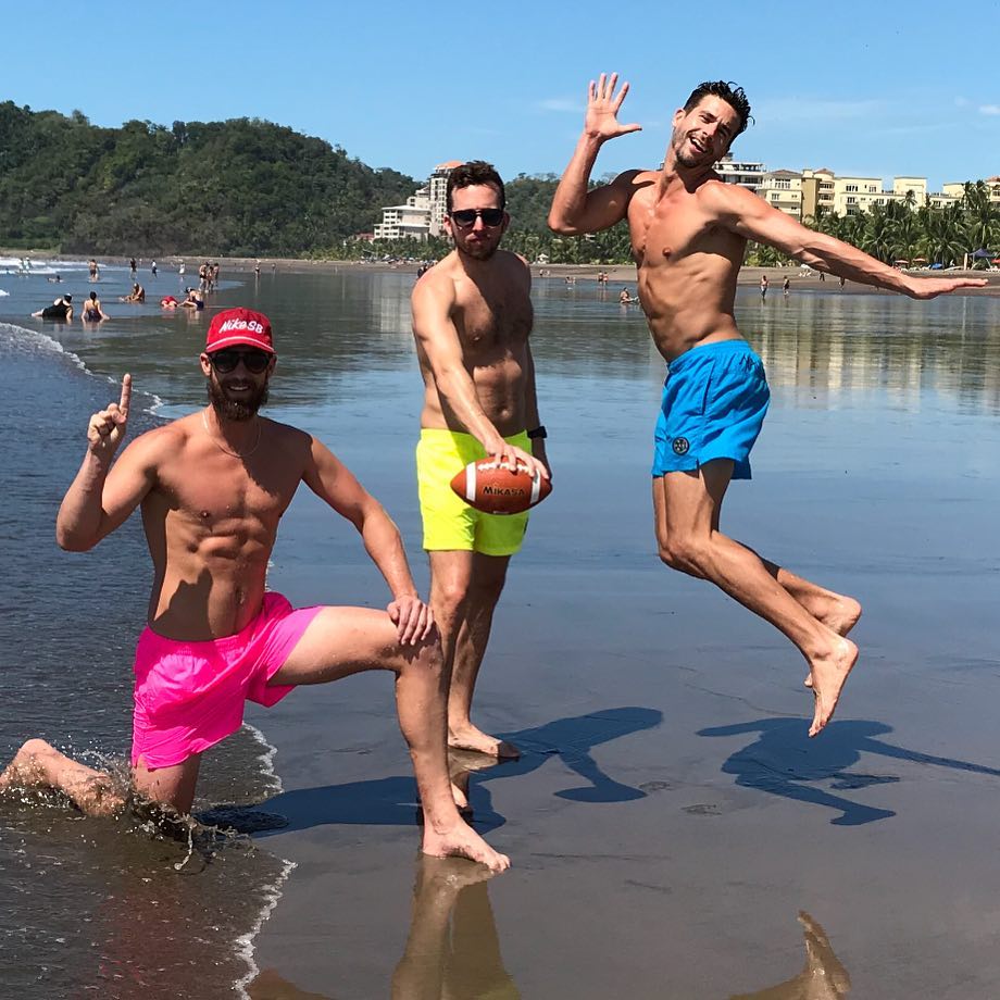 10 Pose cowok tirukan gaya cewek ini bikin geli gimana gitu