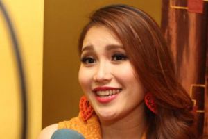 Tajir melintir, 6 sneakers Ayu Ting Ting ini harganya fantastis