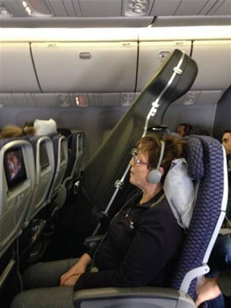 10 Momen menyebalkan saat di pesawat, bikin emosi sejadi-jadinya