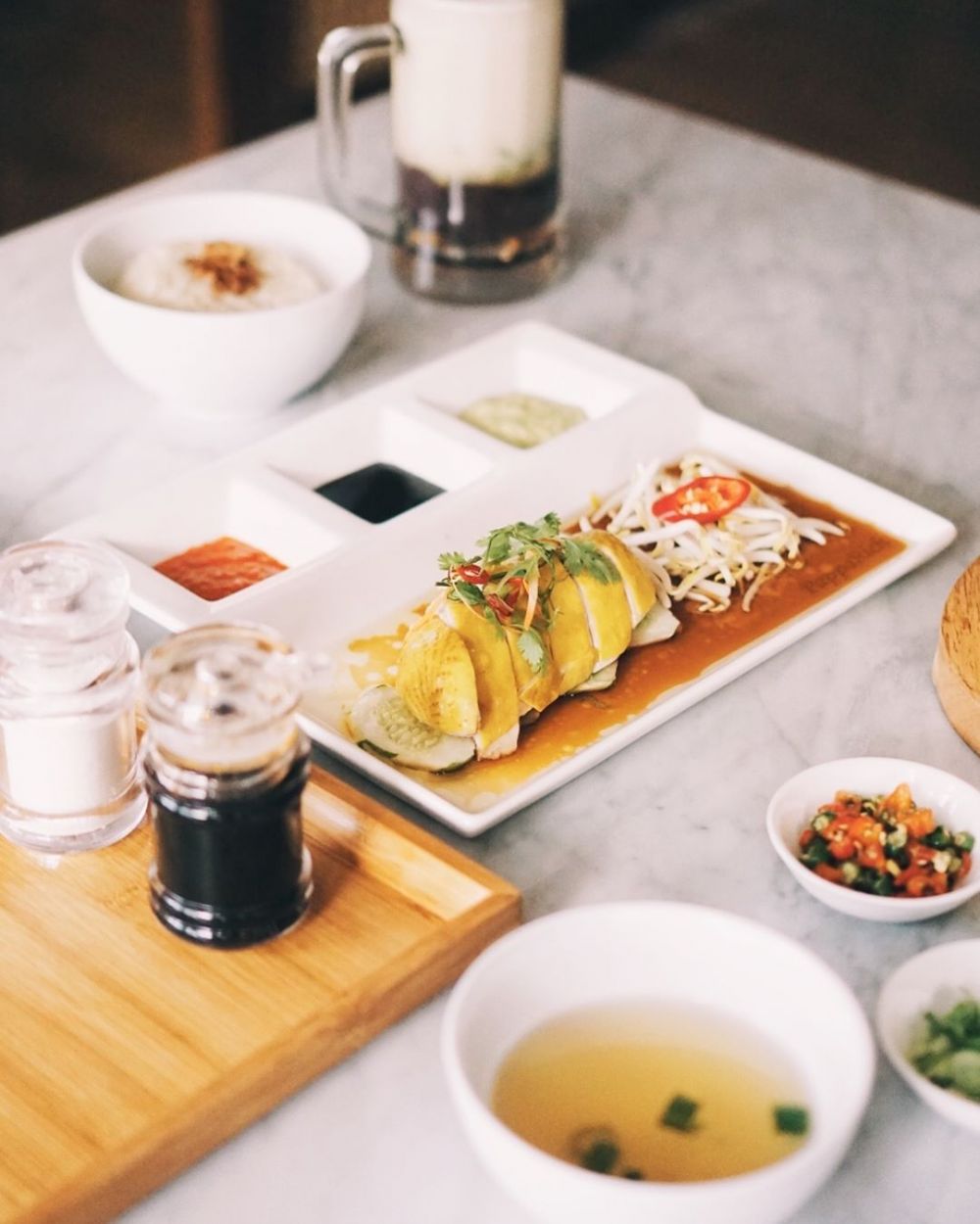 5 Tempat makan nasi ayam hainan di Jakarta, cita rasa Singapura 