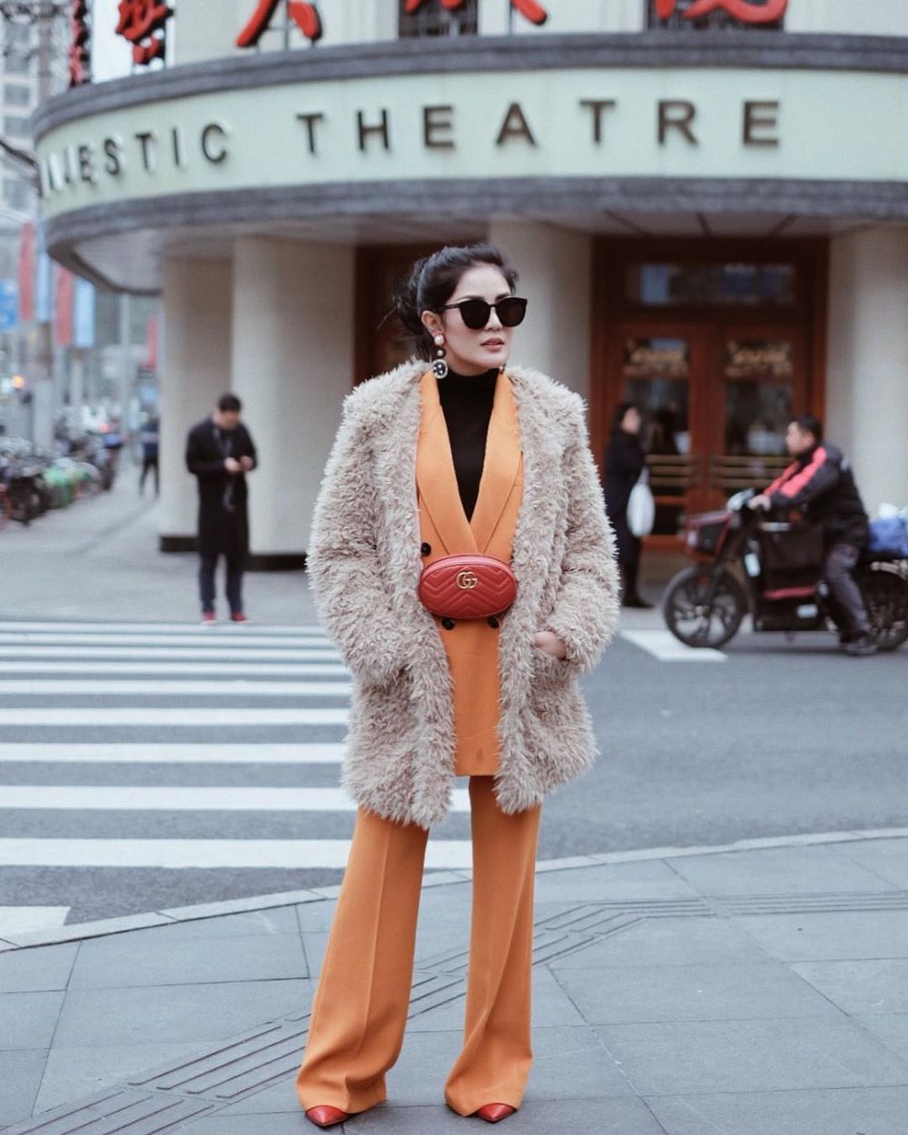 Beda gaya 7 seleb cantik kenakan tas pinggang bermerek sama