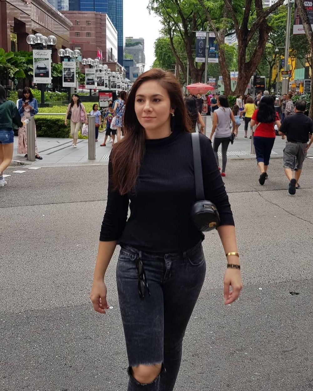 Beda gaya 7 seleb cantik kenakan tas pinggang bermerek sama