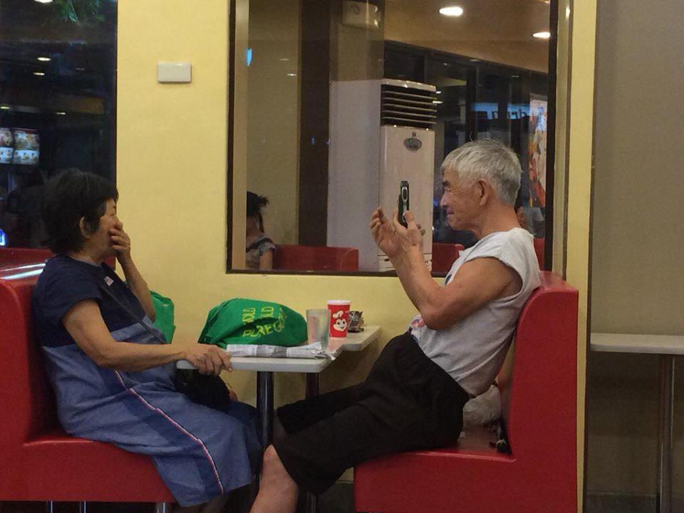 Potret pasangan tua mengambil foto satu sama lain ini menyentuh hati