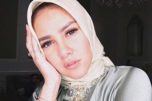 7 Potret Olla Ramlan pakai hijab ini cantiknya bikin adem