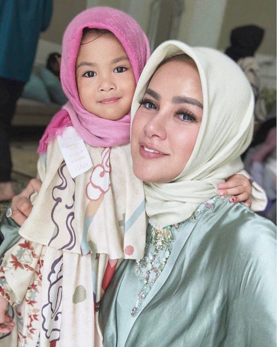 7 Potret Olla Ramlan pakai hijab ini cantiknya bikin adem