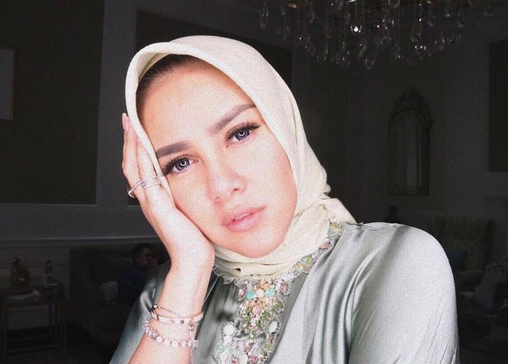 7 Potret Olla Ramlan pakai hijab ini cantiknya bikin adem