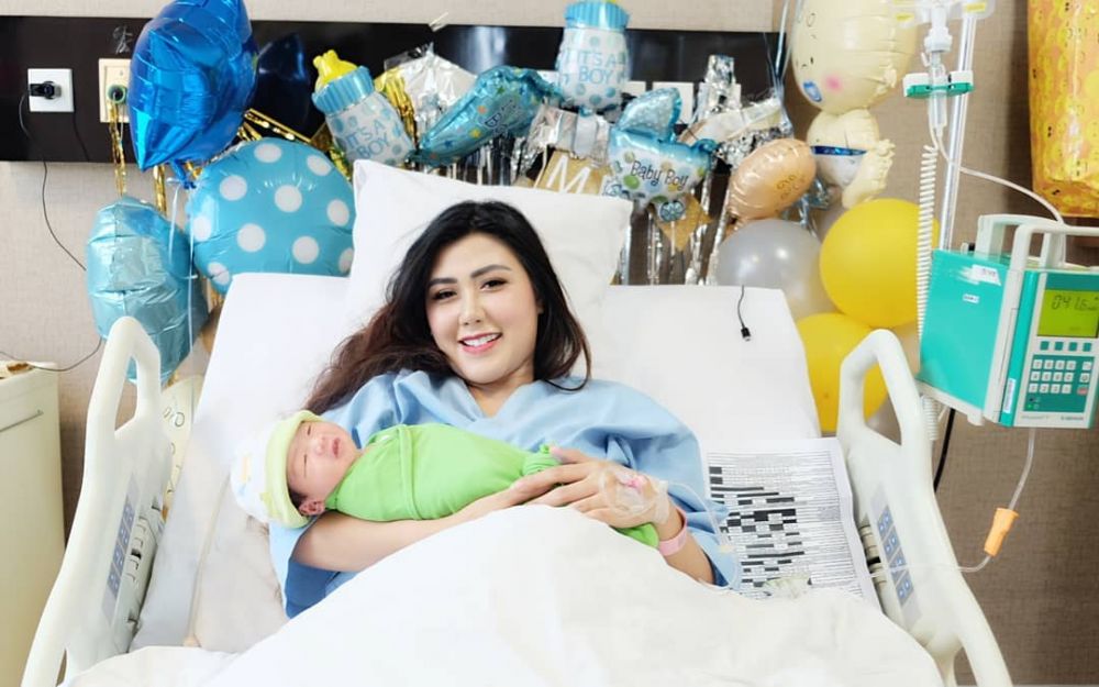 Momen bahagia Rey Utami melahirkan anak pertamanya