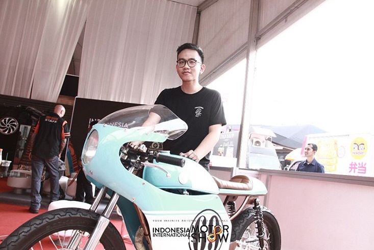 Momen Jokowi naik motor custom cafe racer milik Gibran