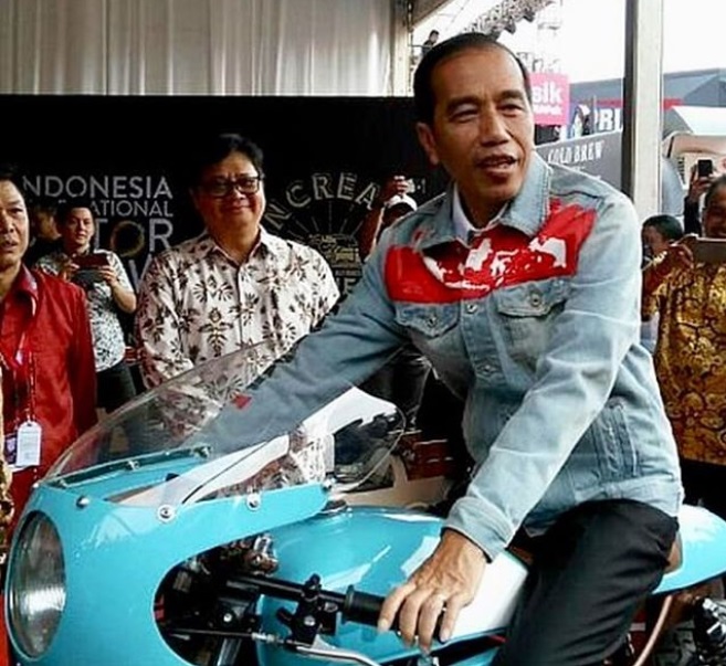 Momen Jokowi naik motor custom cafe racer milik Gibran