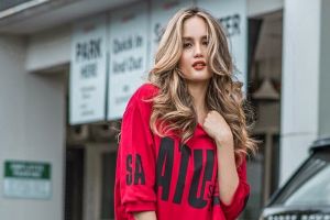 Pamer lekuk tubuh pakai bikini, Cinta Laura tuai nyinyiran