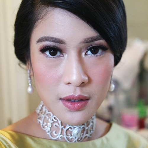 10 Potret Dian Sastro saat tampil full makeup, bikin pangling