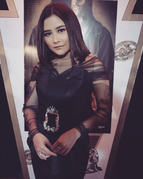 10 Gaya Prilly Latuconsina saat kenakan gaun, cantiknya sesuai umur