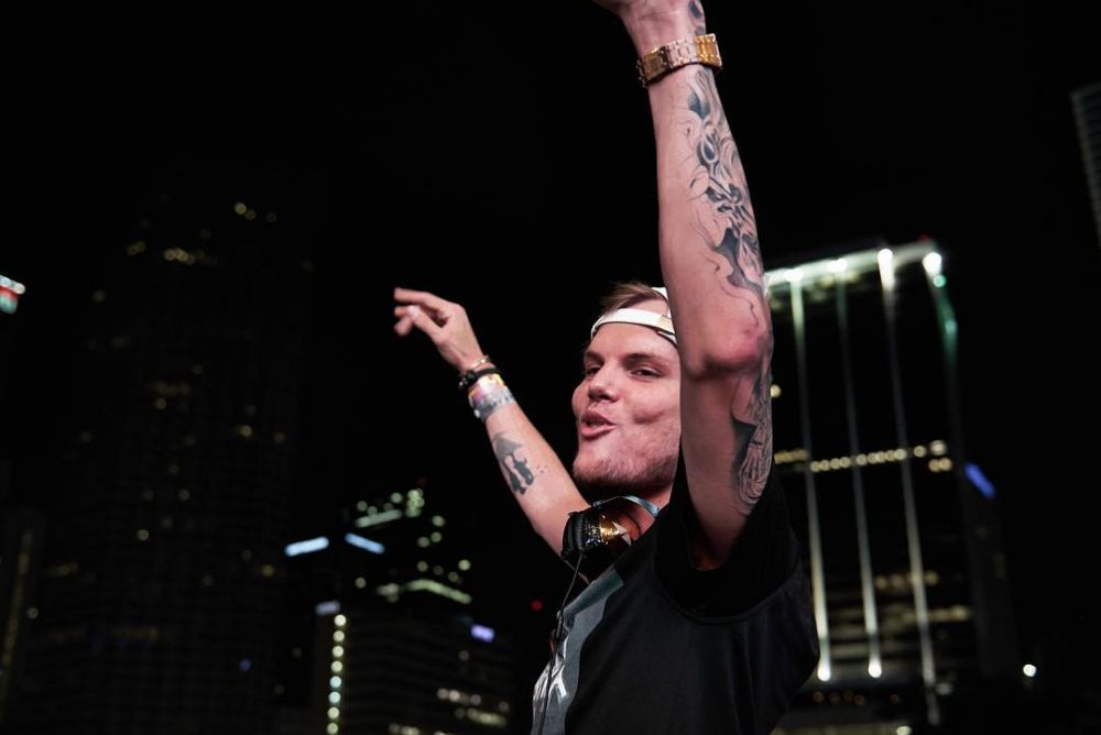 Meninggal dunia, ini 10 aksi panggung DJ Avicii yang akan dirindukan
