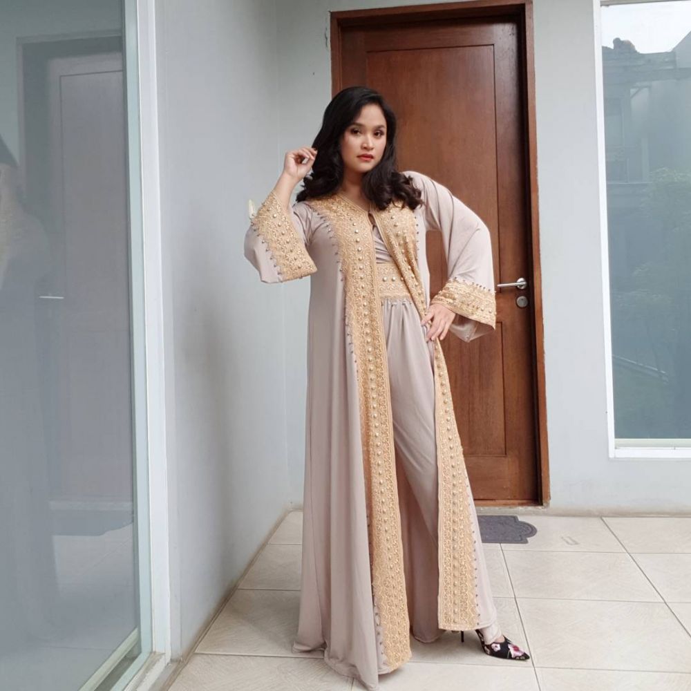 10 Pesona Ayu Natasya, istri Wendi Cagur yang cantiknya bak ABG