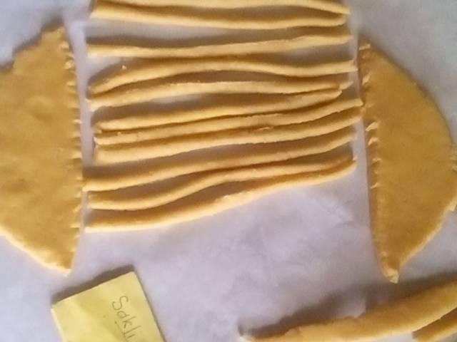 Bikin camilan stik Pocky sendiri yuk di rumah, ini caranya