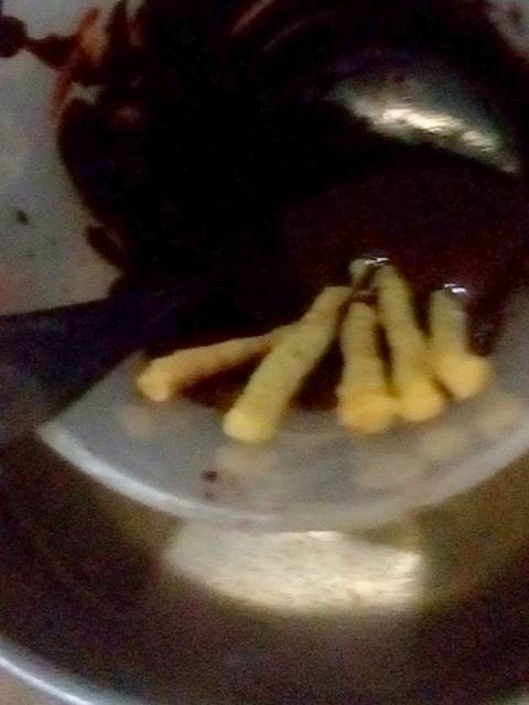 Bikin camilan stik Pocky sendiri yuk di rumah, ini caranya