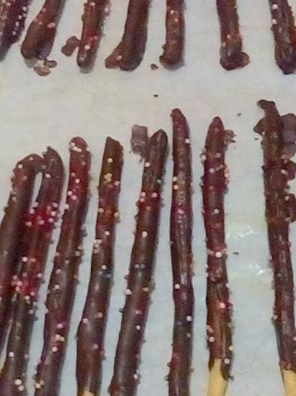 Bikin camilan stik Pocky sendiri yuk di rumah, ini caranya