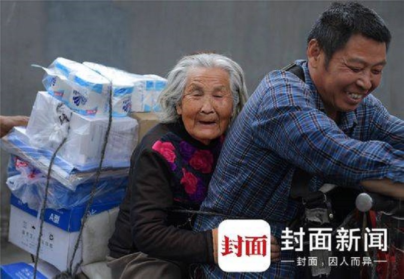 Kisah haru seorang kurir yang bekerja sambil mengajak ibunya