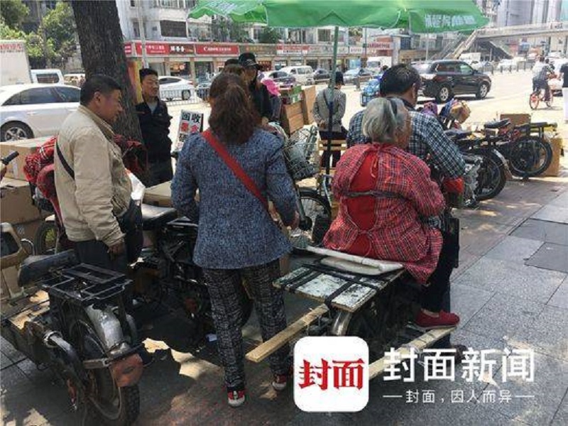 Kisah haru seorang kurir yang bekerja sambil mengajak ibunya