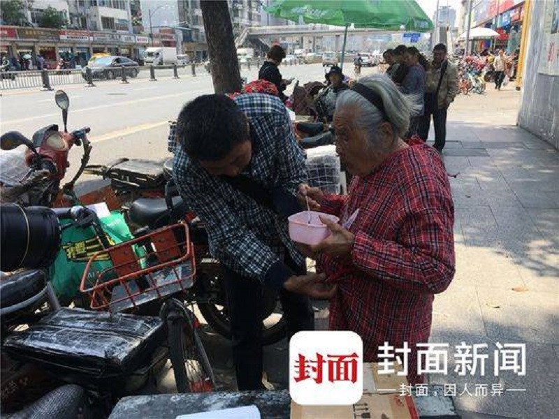 Kisah haru seorang kurir yang bekerja sambil mengajak ibunya