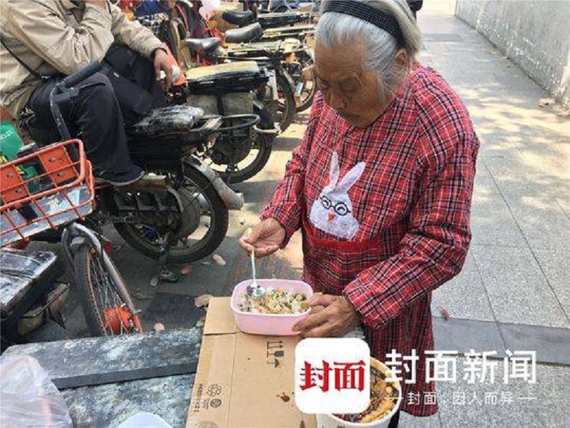 Kisah haru seorang kurir yang bekerja sambil mengajak ibunya