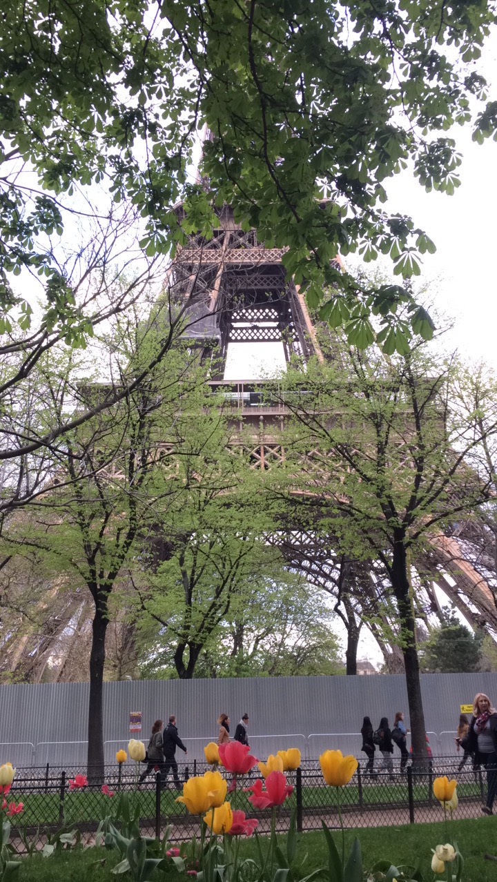 Berkunjung ke Paris, kota romantis & riuh rendah suporter sepak bola