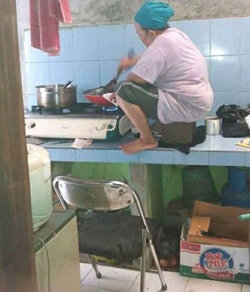 7 Kelakuan emak-emak saat masak, kocaknya nggak di jalanan doang