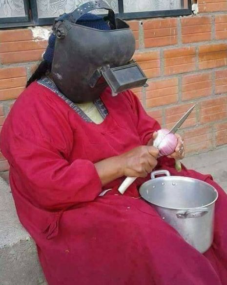 7 Kelakuan emak-emak saat masak, kocaknya nggak di jalanan doang