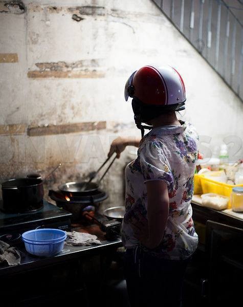 7 Kelakuan emak-emak saat masak, kocaknya nggak di jalanan doang