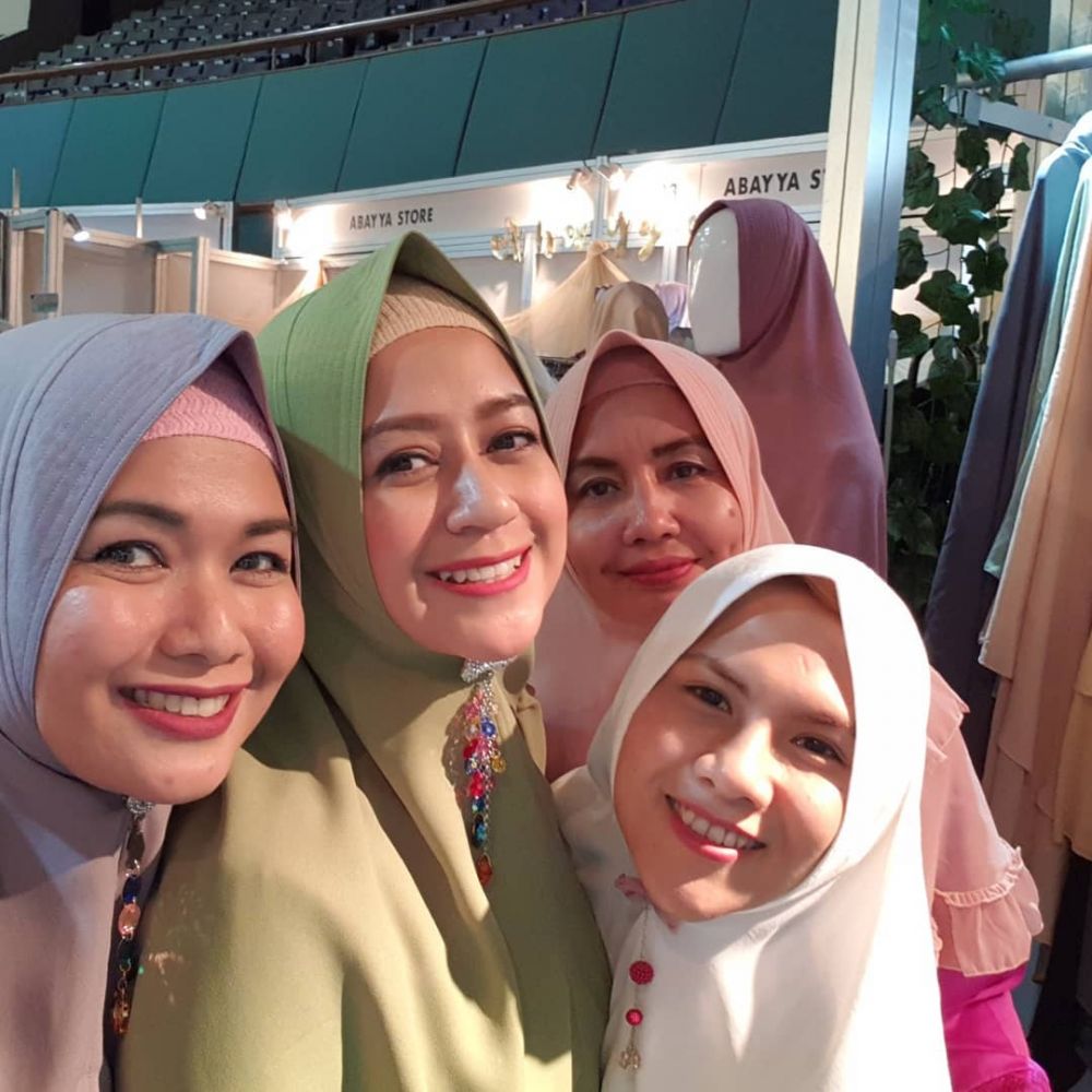 Biasa gaya tomboy, 5 penampilan Evelyn berhijab tuai pujian selangit