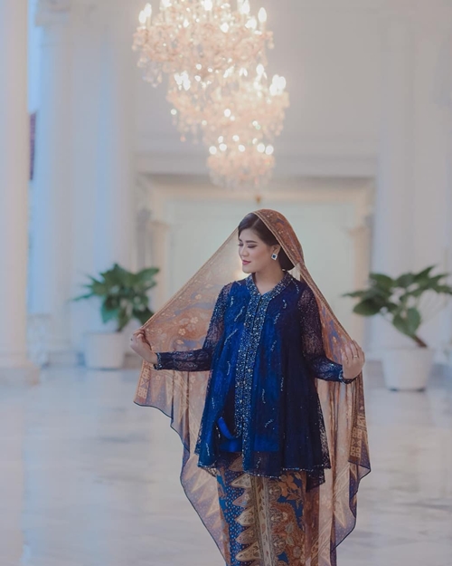 Perut makin besar, 4 potret Kahiyang Ayu berkebaya ini sangat memukau