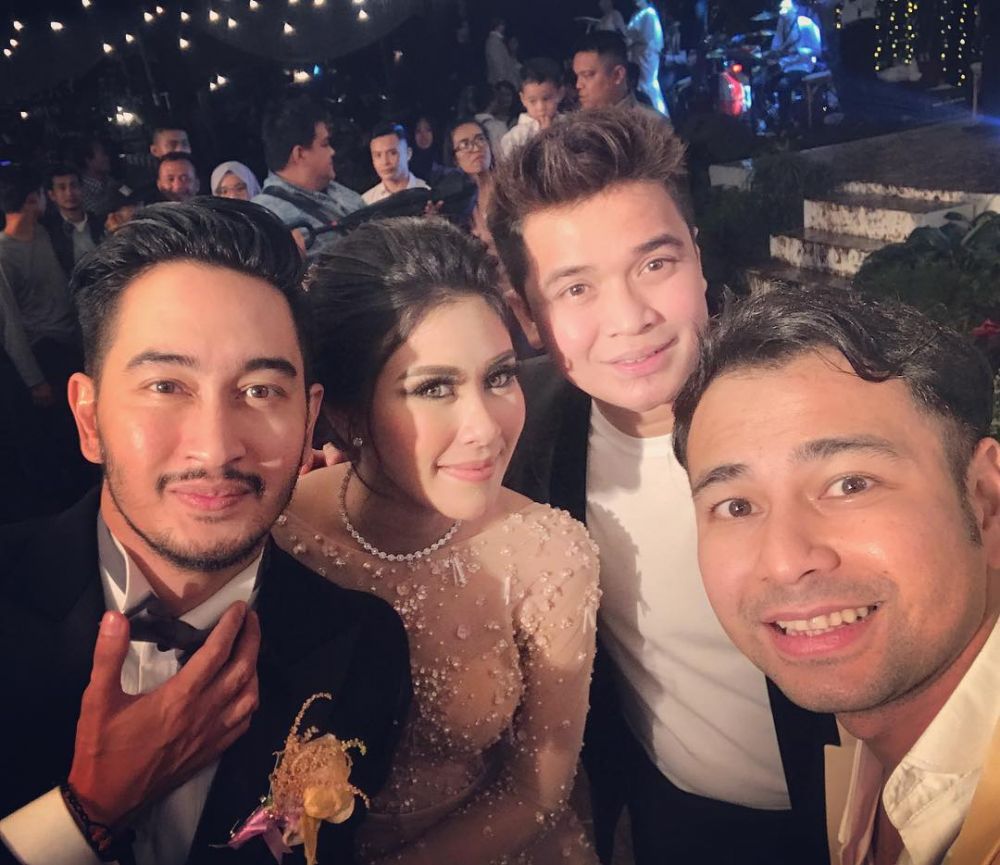 6 Momen kece selfie para seleb hadiri pernikahan Syahnaz & Jeje 