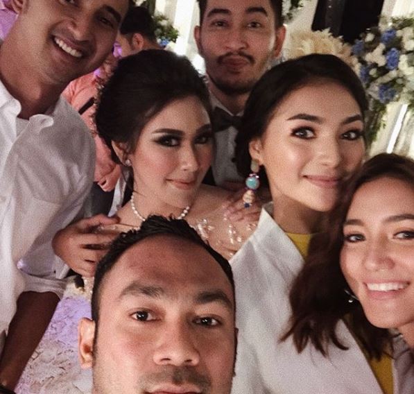 6 Momen kece selfie para seleb hadiri pernikahan Syahnaz & Jeje 