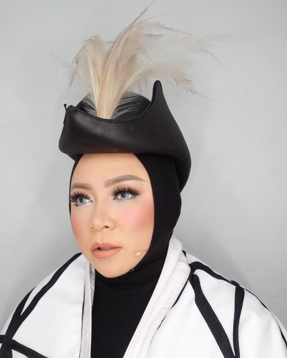 10 Gaya hijab nyentrik ala Melly Goeslaw, temanya bikin penasaran