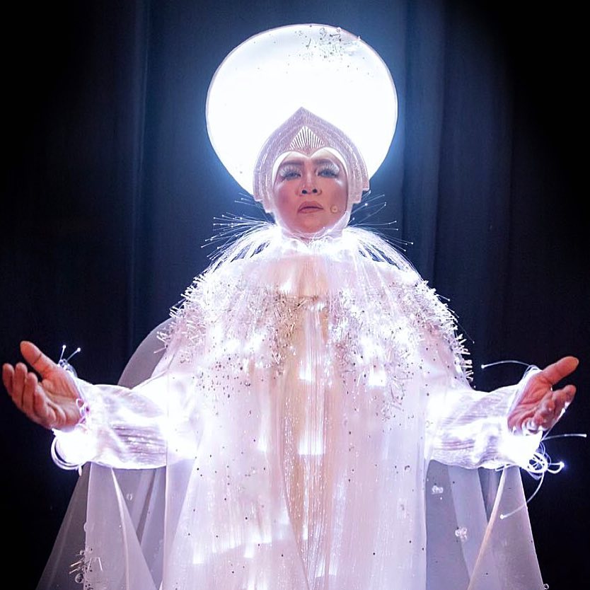 10 Gaya hijab nyentrik ala Melly Goeslaw, temanya bikin penasaran