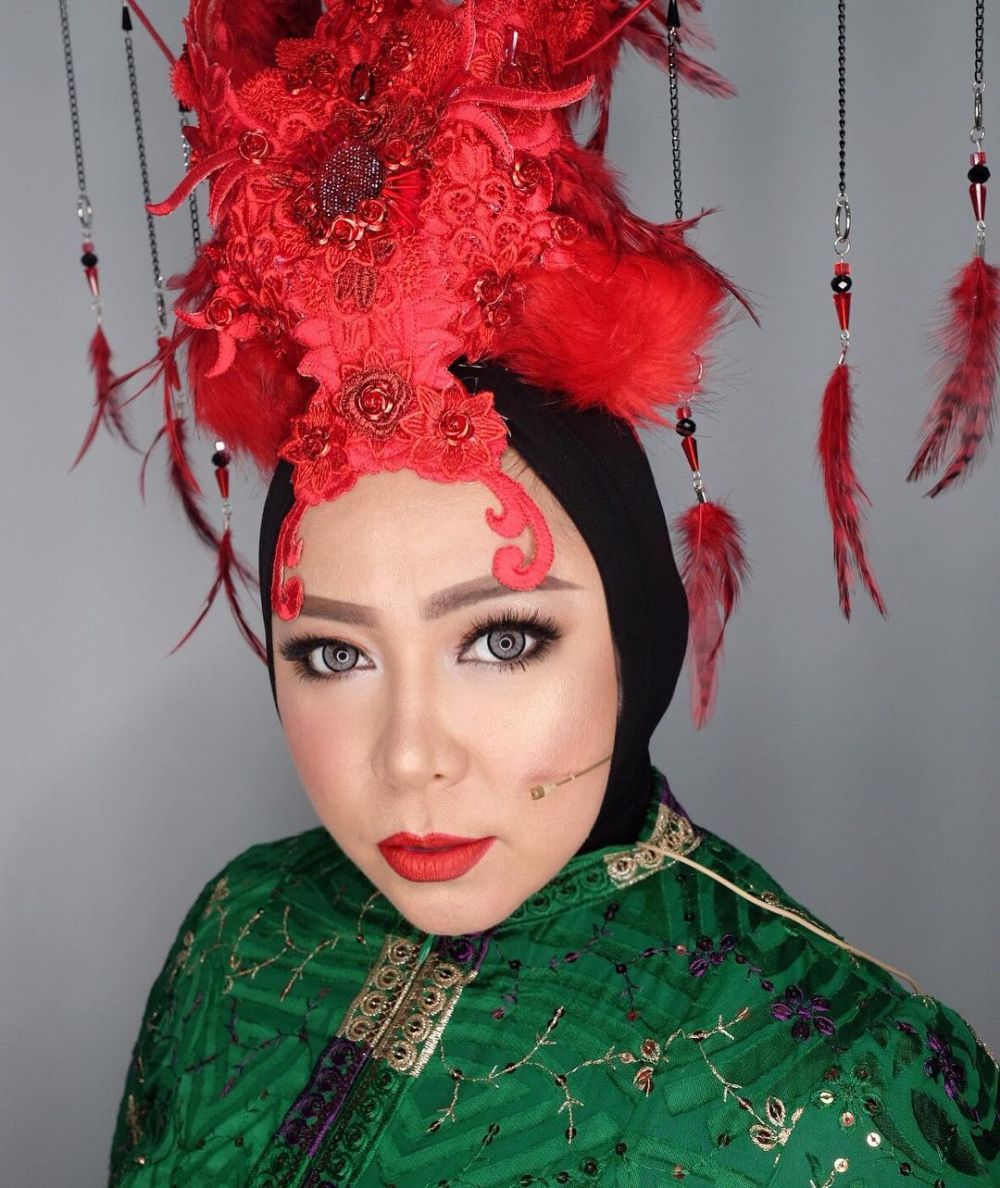 10 Gaya hijab nyentrik ala Melly Goeslaw, temanya bikin penasaran