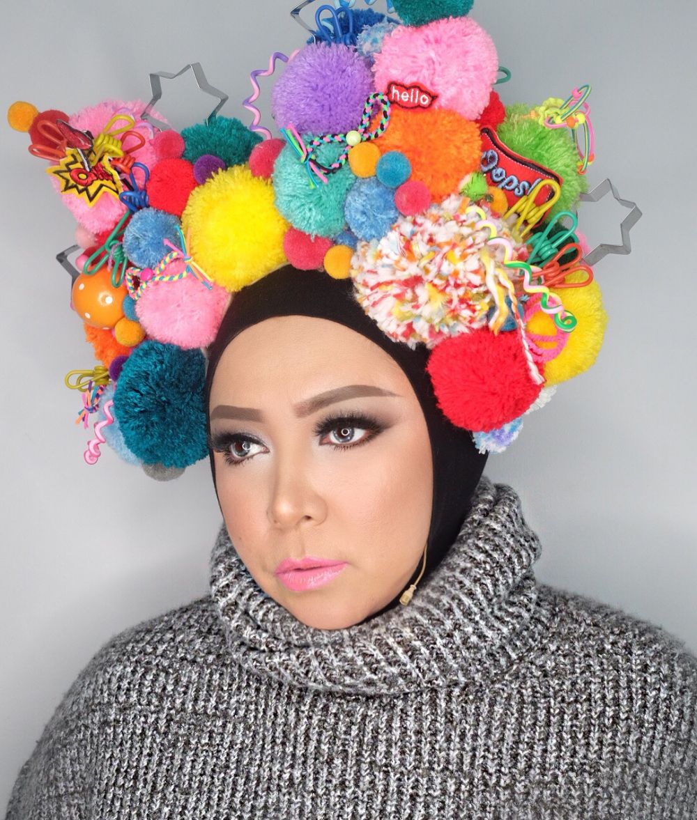 10 Gaya hijab nyentrik ala Melly Goeslaw, temanya bikin penasaran