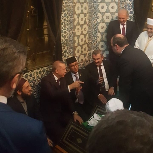 Kunjungi Turki, Anies Baswedan cium botol berisi janggut Rasulullah