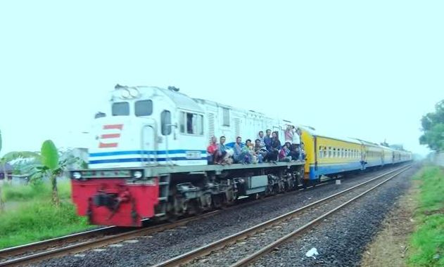 8 Pemandangan penumpang kereta api zaman old ini bikin ngelus dada
