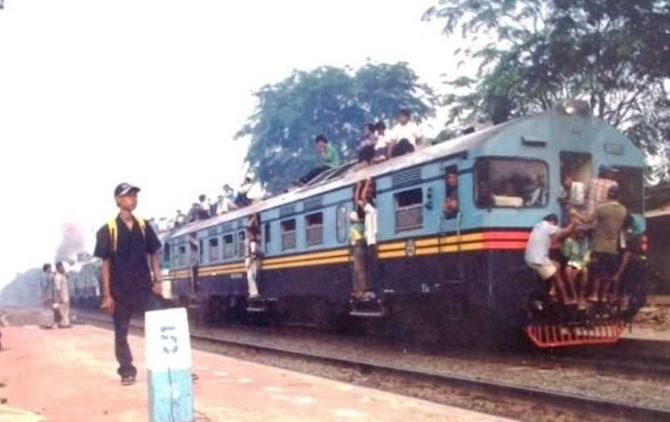 8 Pemandangan penumpang kereta api zaman old ini bikin ngelus dada