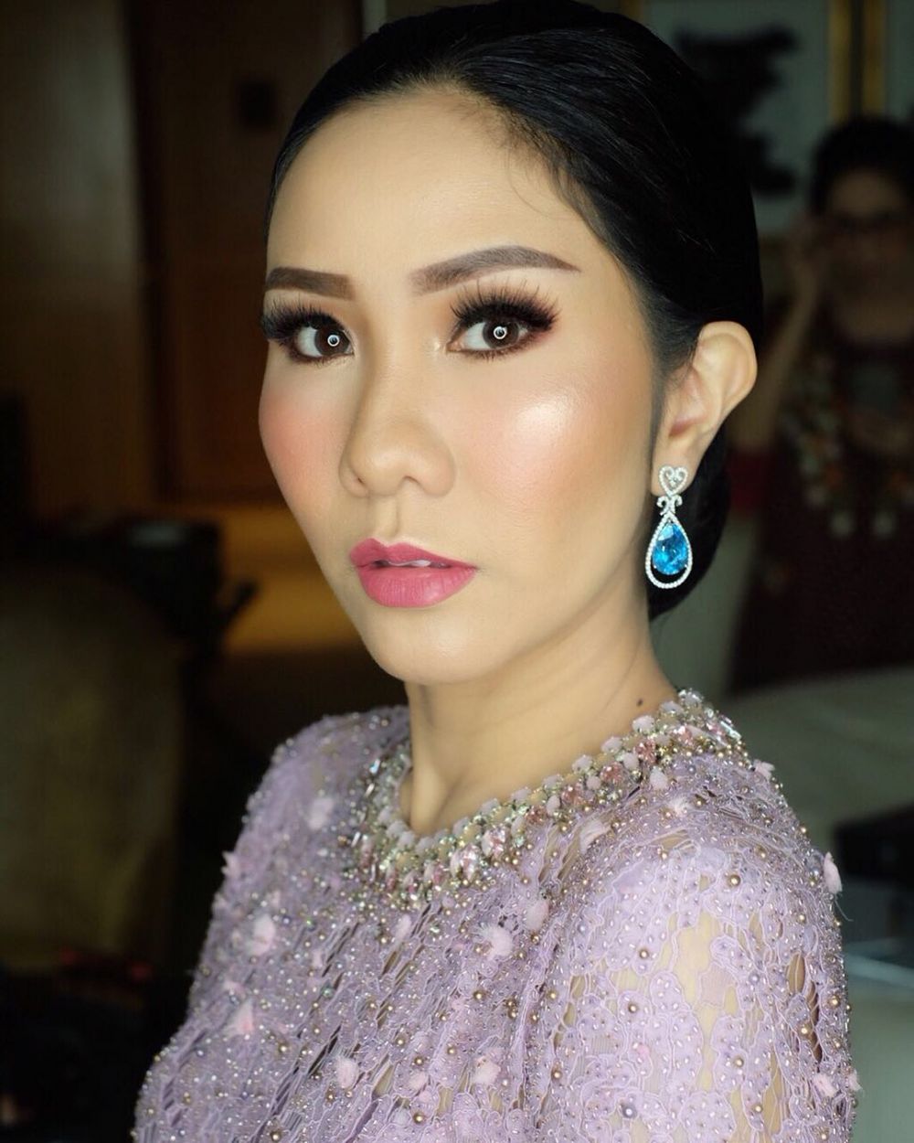 Beda usia, 5 gaya 'bidadari' keluarga Bakrie ini glamor & stylish