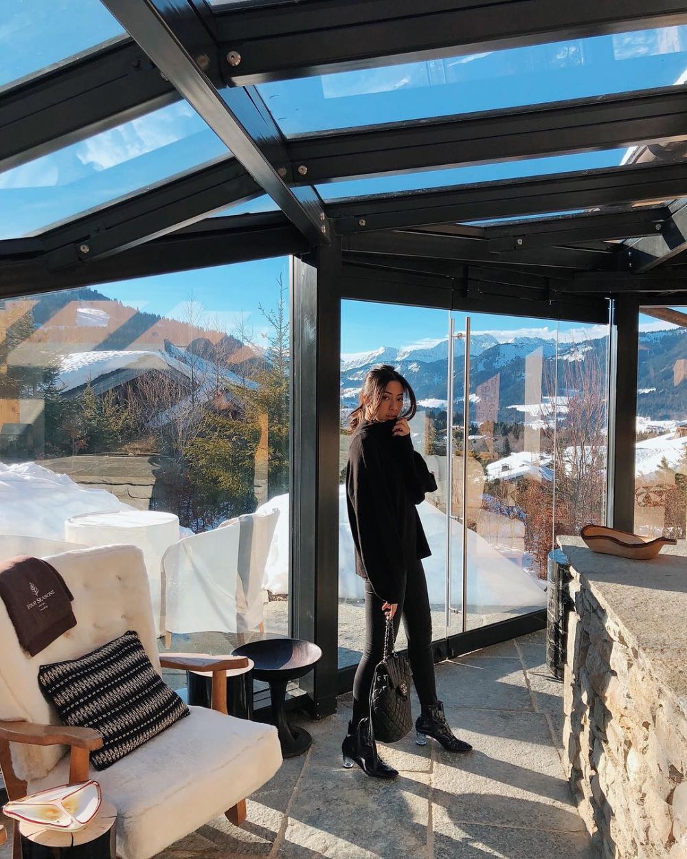 Beda usia, 5 gaya 'bidadari' keluarga Bakrie ini glamor & stylish